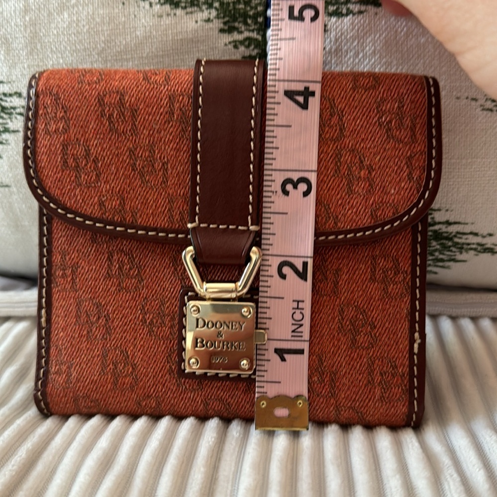 CLASSIC DOONEY & BOURKE Monogram Wallet ✨Excellent Like New Condition✨ - Picture 7 of 7